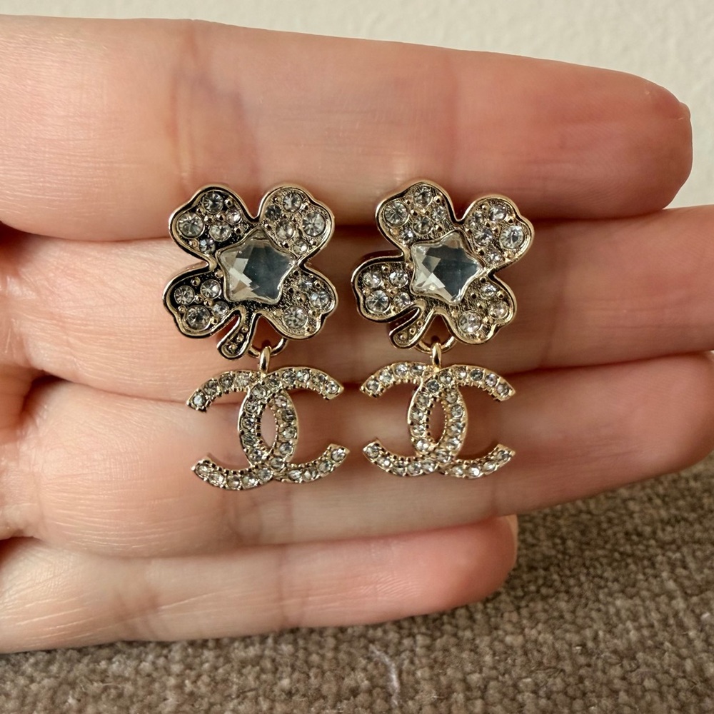 ✨ Chanel Crystal Flower & CC Logo Drop Earrings☘️ - Picture 4 of 12